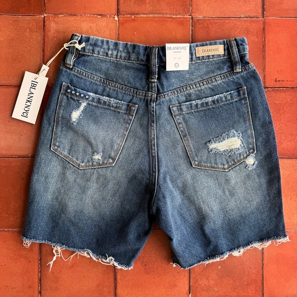Sz 25 Blank NYC Distressed Medium Wash Mid Rise 100% Cotton Cutoff Jorts NWT - Picture 2 of 3